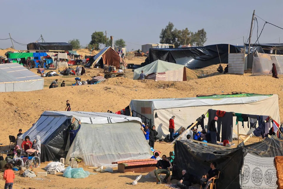 CARI PERLINDUNGAN: Rakyat Palestin yang melarikan diri dari Khan Younis, mendirikan khemah untuk berteduh di Rafah, di selatan Gaza.