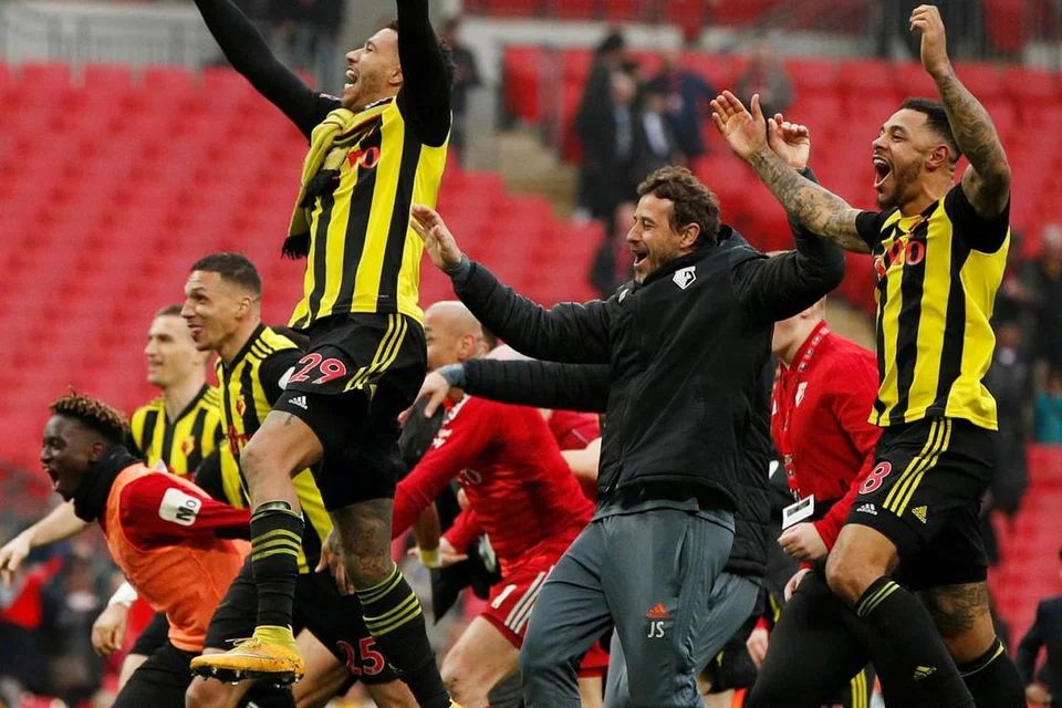 SAMBUTAN KEJAYAAN: Pemain dan pegawai Watford menunjukkan rasa gembira mereka kerana berjaya melangkah ke final Piala FA buat kali pertama sejak 35 tahun lalu. - Foto REUTERS