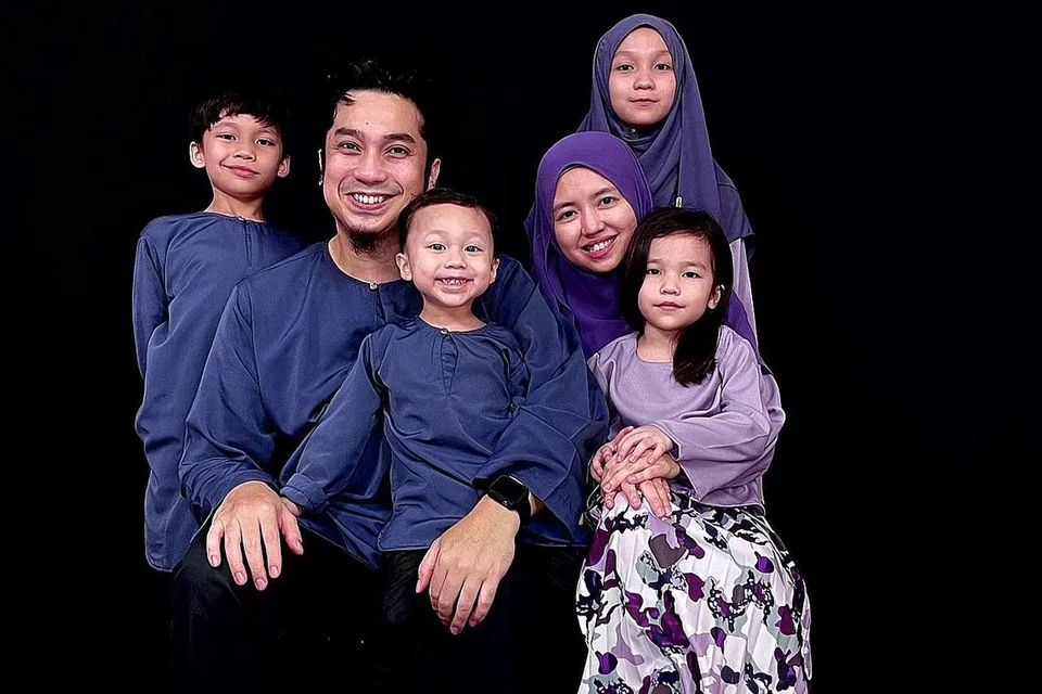 FAHAM ERTI KESABARAN ANTARA YANG DIAJARKAN: Personaliti Zan Sofian bersama isteri dan empat anak mereka yang berusia antara tiga dengan 12 tahun. Sebagai seorang yang suka bercerita kepada anak-anaknya, katanya, beliau juga suka bercerita tentang nabi-nabi as kepada mereka. - Foto ihsan ZAN SOFIAN