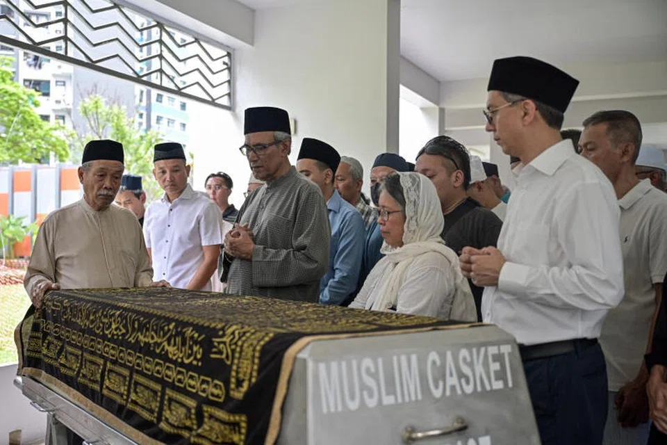 Antara yang hadir mendoakan jenazah tokoh sasterawan, Allahyarham Suratman Markasan termasuk (dari kiri) Encik Yatiman Yusof, Anggota Parlimen Encik Mohd Fahmi Aliman (kemeja lengan pendek berwarna putih), Encik Zainul Abidin Rasheed, Dr Suriani Suratman dan Profesor Madya Dr Muhammad Faishal Ibrahim. 