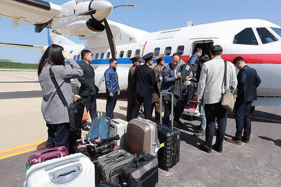 SAKSI HANCURKAN TAPAK UJI NUKLEAR: Wartawan Korea Selatan tiba di lapangan terbang di Wonsan, Korea Utara, kelmarin, setelah diizinkan Pyongyang pada saat-saat akhir menyaksikan penghapusan tapak ujian nuklear Korea Utara. Pyongyang mengumumkan awal bulan ini bahawa ia merancang "menghancurkan sepenuhnya" kemudahan nuklear Punggye-ri. - Foto AFP