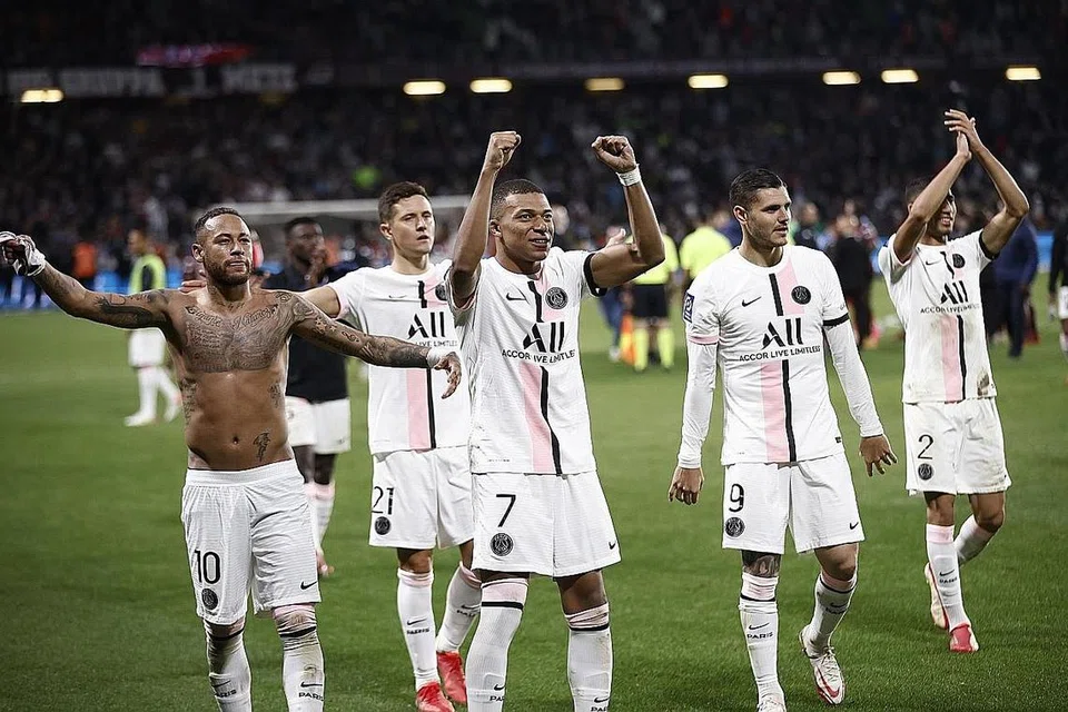 KEKUATAN TERSENDIRI: (Dari kiri) Pemain Paris Saint Germain, Neymar Jr, Ander Herrera, Kylian Mbappe, Mauro Icardi dan Achraf Hakimi meraikan kemenangan sewaktu pasukan itu menentang FC Metz. PSG kini diperkuatkan dengan kehadiran Lionel Messi. - EPA-EFE 