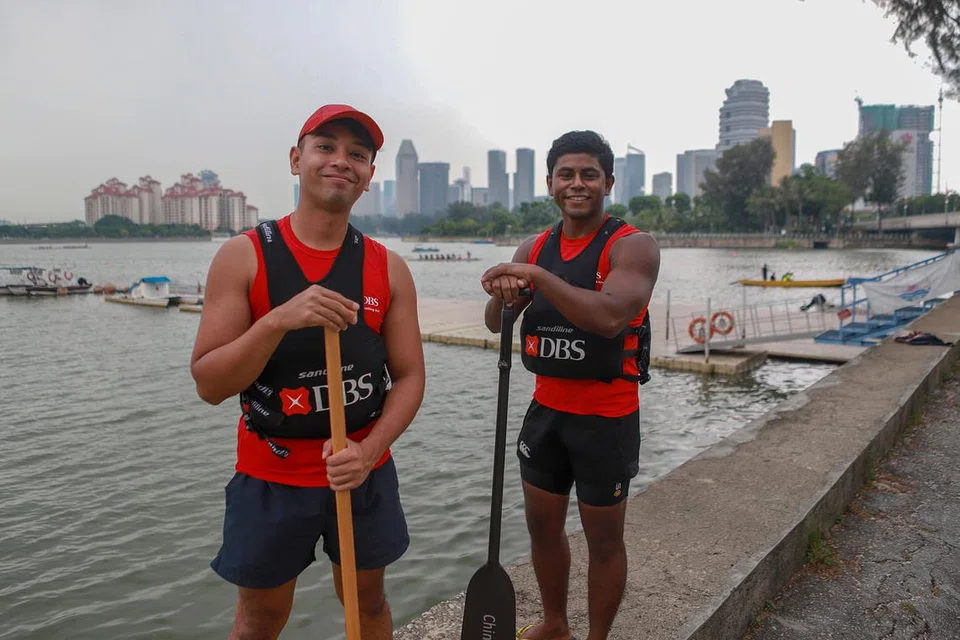 BERLATIH BAGI PERLUMBAAN BOT NAGA: Muhammad Saiful islam Razali (kiri) dan Abdul Wafa Abdul Nazhar membuat persiapan rapi sebelum melakukan latihan bagi menyertai perlumbaan bot naga DBS Marina Regatta supaya mereka dapat terus bertahan meskipun berpuasa dalam cuaca panas terik. - Foto BH oleh IQBAL FAIZAL