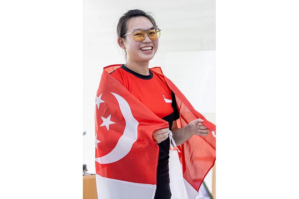 AKHIRI KEMARAU: Teh Xiu Hong menjuarai acara pistol 25 meter wanita semalam untuk memenangi pingat pertama Singapura dalam acara itu sejak 2013. - Foto SPORT SINGAPORE