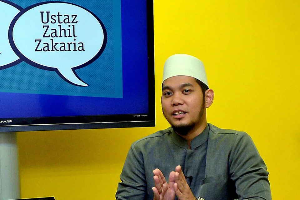 USTAZ ZAHIL: Berpendapat bahawa ibu bapa tidak boleh hanya menyuruh anak membaca Al-Quran tanpa menunjukkan contoh. Untuk itu, mereka boleh mengadakan sesi membaca Al-Quran secara beramai-ramai, membacakan surah lazim dalam solat dan memperkenalkan sistem baca dan dapat hadiah, misalnya. - Foto KHALID BABA