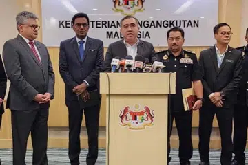 Menteri Pengangkutan Malaysia, Encik Anthony Loke (tengah), membentangkan dapatan siasatan Pihak Berkuasa Penerbangan Awam Malaysia (CAAM) ke atas Malaysia Airlines Berhad di Putrajaya.