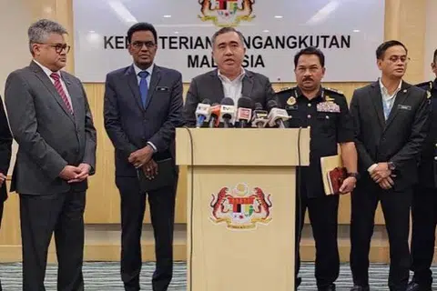 Menteri Pengangkutan Malaysia, Encik Anthony Loke (tengah), membentangkan dapatan siasatan Pihak Berkuasa Penerbangan Awam Malaysia (CAAM) ke atas Malaysia Airlines Berhad di Putrajaya.