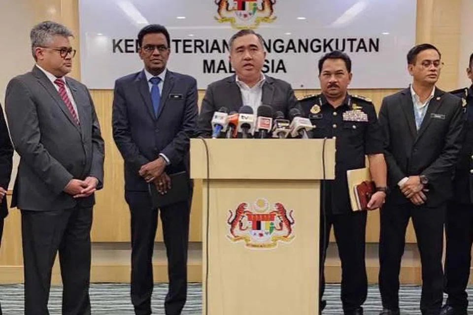 Menteri Pengangkutan Malaysia, Encik Anthony Loke (tengah), membentangkan dapatan siasatan Pihak Berkuasa Penerbangan Awam Malaysia (CAAM) ke atas Malaysia Airlines Berhad di Putrajaya.