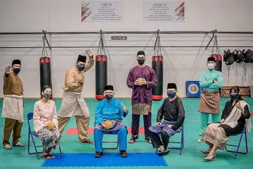 MUHIBAH RAYA PERSISI-PERSES: Pemain dan pegawai - (baris belakang) Mohd Nasri Haron, Presiden Perses; Sheik Alau'ddin Yacoob Marican, CEO Persisi; Sheik Farhan Sheik Alau'ddin, kapten skuad pesilat nasional; Khairul Fahmi Yazid, pemain skuad sepak takraw nasional; dan (duduk atas kerusi, dari kiri) Ros Ellyia Natasha Abdullah, pemain skuad sepak takraw wanita nasional; Abdul Sarip Naharawi, Presiden Kehormat Perses; Mohd Yasrin Mohd Yasril, Presiden Persisi; dan Siti Khadijah Mohd Shahrem, kapten skuad pesilat wanita nasional - menggayakan langkah pahlawan serta mempromosikan permainan sepak takraw dalam suasana muhibah Syawal semasa sesi penggambaran khas yang diatur Selasa lalu. - Foto BM oleh NUR DIYANA TAHA, ISTOCKPHOTO