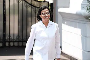 TERUS BERKHIDMAT: Selepas menemui Encik Widodo di Istana Negara di Jakarta semalam, Cik Sri Mulyani berkata beliau setuju untuk kekal sebagai menteri kewangan dan memastikan dasar menyokong keutamaan presiden seperti memperbaiki sumber manusia, mencipta pekerjaan dan melaksanakan belanjawan pemerintah dengan baik. - Foto JAKARTA POST