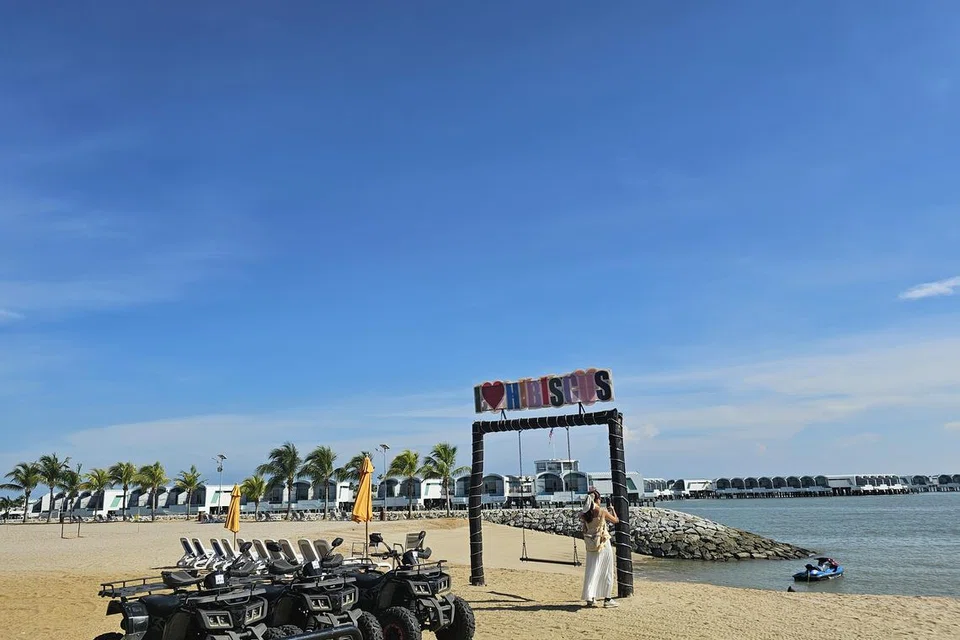 Pusat peranginan Lexis Hibiscus dengan akses ke sebahagian pantai Port Dickson yang eksklusif dan privet, hanya untuk tetamu mereka.  