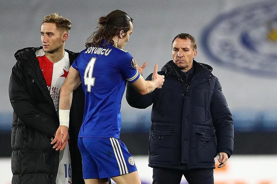 KECEWA: Pengurus Leicester City, Brendan Rodgers (kanan) jelas kecewa selepas disingkirkan oleh juara Republik Czech Slavia Prague selepas tewas 2-0 di laman sendiri. - Foto REUTERS