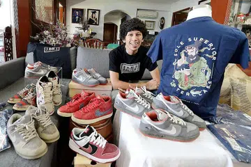 MISI SEMAI CINTA SNIKER: Pengumpul sniker edisi terhad dan eksklusif, Encik Jansher Abdullah Jauhar, bertekad menyemarakkan aktiviti bagi pencinta sniker dan pakaian siar atau streetwear di Singapura. Antara yang dilakukannya bagi perhimpunan pencinta sniker Sole Superior semalam ialah menghasilkan kemeja-T cenderahati. - Foto ZAINAL YAHYA