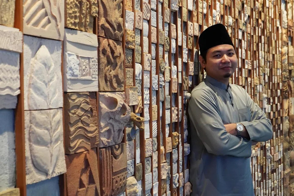 BANTU PASANGAN MUDA: Naib kadi, Ustaz Muhammad Zuhaili Md Yusof, bekerjasama dengan pasangan muda dalam program Bersamamu.