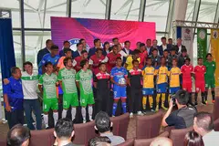 LEMBARAN BARU: Pegawai FAS, kelab-kelab serta beberapa pemain mereka memeriahkan majlis pelancaran liga bola sepak profesional Singapura yang baru yang dinamakan Liga Perdana Singapura di Hab Sukan Singapura pada Rabu lalu. - Foto BH oleh DESMOND WEE