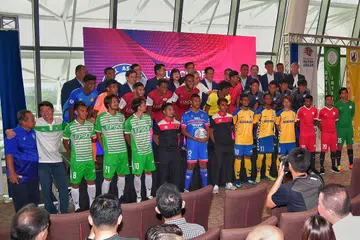 LEMBARAN BARU: Pegawai FAS, kelab-kelab serta beberapa pemain mereka memeriahkan majlis pelancaran liga bola sepak profesional Singapura yang baru yang dinamakan Liga Perdana Singapura di Hab Sukan Singapura pada Rabu lalu. - Foto BH oleh DESMOND WEE