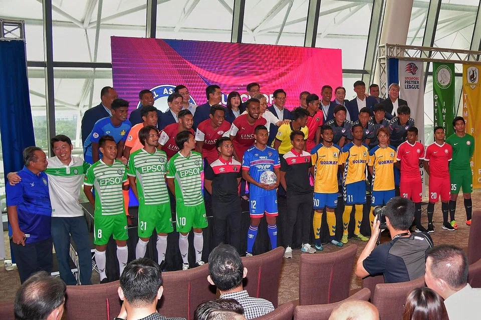 LEMBARAN BARU: Pegawai FAS, kelab-kelab serta beberapa pemain mereka memeriahkan majlis pelancaran liga bola sepak profesional Singapura yang baru yang dinamakan Liga Perdana Singapura di Hab Sukan Singapura pada Rabu lalu. - Foto BH oleh DESMOND WEE