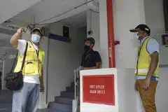 RELA KERANA TUGAS: Walaupun menghadapi dugaan penat, lapar dan dahaga semasa bertugas pada bulan Ramadan, sebagai seorang sukarelawan Duta Jarak Selamat, Encik Umar (kiri) menganggap tugas beliau itu sebagai satu amanah untuk membantu masyarakat dan negara.- Foto BH oleh AZMI ATHNI 