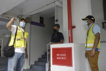 RELA KERANA TUGAS: Walaupun menghadapi dugaan penat, lapar dan dahaga semasa bertugas pada bulan Ramadan, sebagai seorang sukarelawan Duta Jarak Selamat, Encik Umar (kiri) menganggap tugas beliau itu sebagai satu amanah untuk membantu masyarakat dan negara.- Foto BH oleh AZMI ATHNI 