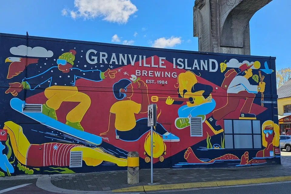 Grafiti warna-warni di Granville Island menampilkan semangat kreatif dan budaya unik, dikelilingi oleh kedai-kedai artisanal yang menarik.