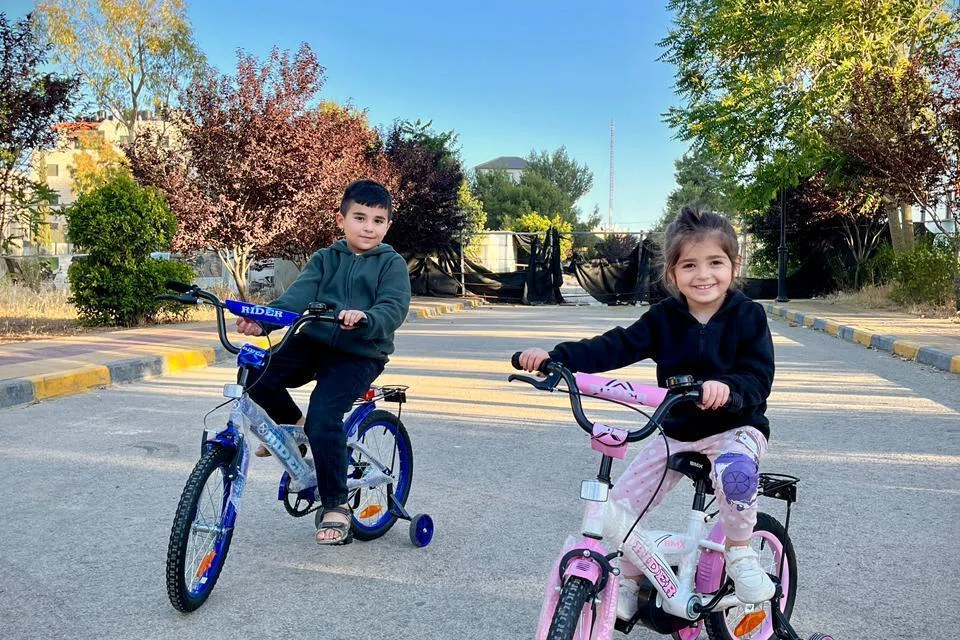 Dua anak Encik Samih Qabaha, Mohammed Samih dan Sara Samih, tinggal bersama ibu mereka di Jenin, Tebing Barat, Palestin, sementara bapa mereka menimba ilmu di Singapura.