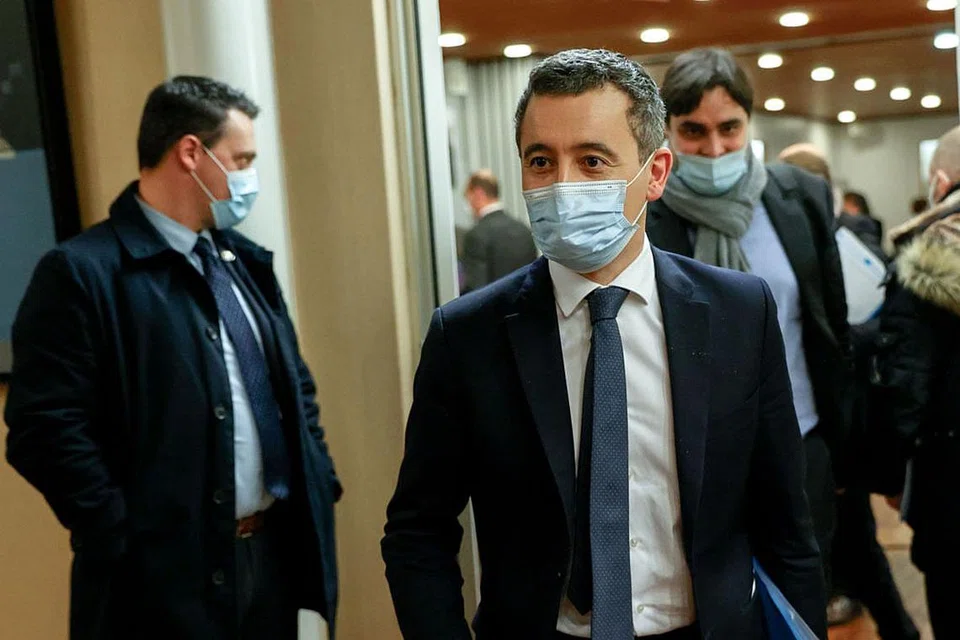 CARI SOKONGAN: Menteri Ehwal Dalam Negeri Perancis, Encik Gerald Darmanin, meninggalkan sebuah mesyuarat di wilayah de l'Essonne, di kota Evry di Paris, semasa satu lawatan yang memberi tumpuan pada rang undang-undang "bertujuan memperkukuh nilai republikan" Disember lalu. Ia sebahagian usaha pemerintah mendapatkan sokongan bagi usaha memerangi golongan radikal Muslim menyusuli beberapa serangan di negara itu. - Foto AFP