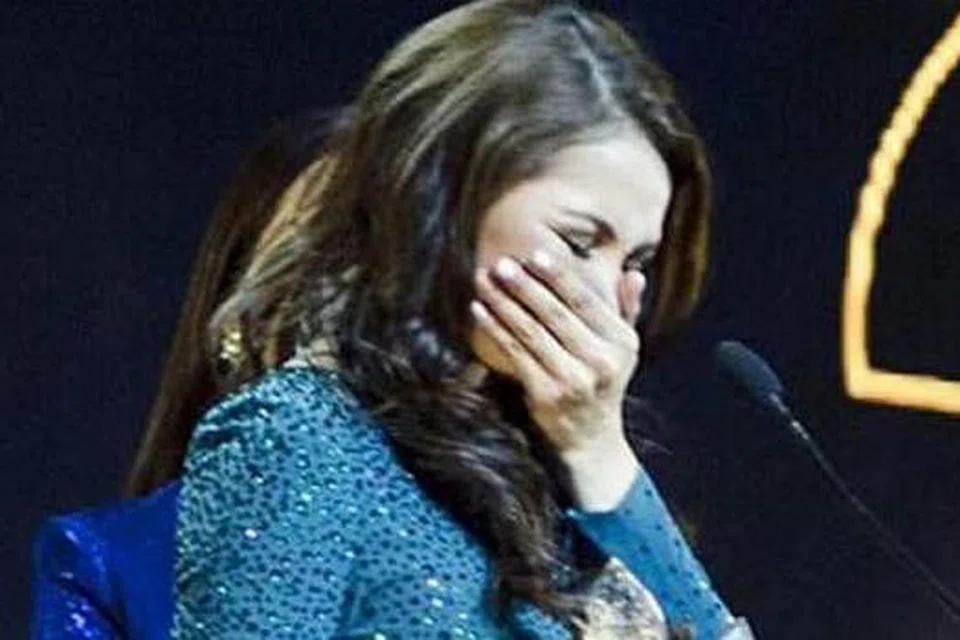 TIDAK DAPAT MENAHAN SEBAK: Nur Fazura yang meraih Anugerah Pelakon Wanita Terbaik bagi filem Manisnya Cinta Di Cappadocia bersyukur di atas kasih sayang ibu, teman dan peminatnya. - Foto LAMAN FACEBOOK NUR FAZURA OFFICIAL