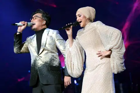 HANYA INGIN MENGHIBUR: Meskipun gelaran legenda dikaitkan dengan mereka, Anuar Zain (kiri) dan kakaknya Ziana Zain berasakan masih banyak ilmu lagi ingin mereka timba dalam bidang seni yang menjadi wadah buat mereka memberi kegembiraan kepada ramai peminat. - Foto TRUMPET INTERNATIONAL SDN BHD