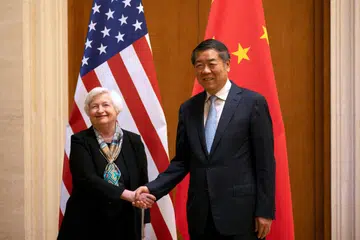 JALIN KEMESRAAN DUA NEGARA: Setiausaha Perbendaharaan Amerika Syarikat, Cik Janet Yellen (kiri) berjabat tangan dengan Naib Perdana Menteri, Encik He Lifeng, semasa pertemuan mereka di Rumah Tamu Negara Diaoyutai di Beijing, pada Sabtu, 8 Julai. 