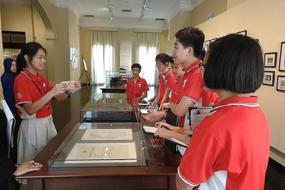 Ikuti lawatan ke galeri tetap TWM yang dibawa pelajar.