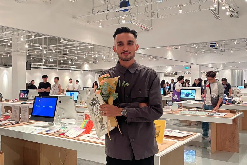 Siswazah Sarjana Muda dalam jurusan Komunikasi Reka Bentuk dari Maktab Seni Lasalle, Encik Muhammad Fatih Rosli. 