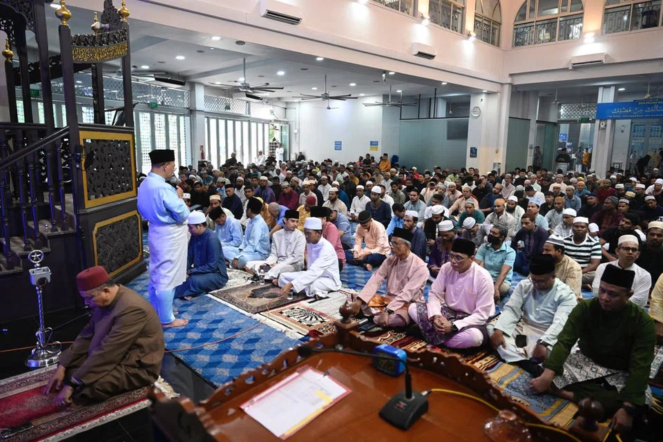 Pengerusi Eksekutif Masjid An-Nur, Encik Juraiman Rahim (berdiri, kiri), memberi kata-kata aluan dalam sesi kedua solat Hari Raya Aidiladha di Masjid An-Nur pada 17 Jun. Sesi tersebut dihadiri sekitar 2,000 anggota jemaah, termasuk Menteri Bertanggungjawab Bagi Ehwal Masyarakat Islam, Encik Masagos Zulkifli Masagos Mohamad (empat dari kanan) dan Ketua Pegawai Eksekutif Majlis Ugama Islam Singapura (Muis),  Encik Kadir Maideen (tiga dari kanan).