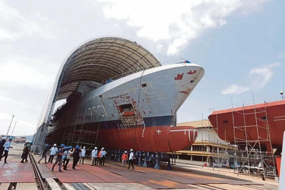 BAKAL TIBA: Gambar fail Kapal Tempur Pesisir (LCS) yang diambil pada 13 Ogos 2022. Pembinaan kapal itu bagi Tentera Laut Diraja Malaysia (TLDM) diteruskan selepas kontrak tambahan keenam projek tersebut ditandatangani pada Mei.