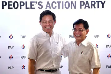 USAHA BENTUK PASUKAN LEBIH PENTING: Rancangan peralihan kepimpinan bukan sahaja mengenai langkah memilih pemimpin, bahkan membentuk pasukan terbaik bagi Singapura, kata Encik Chan Chun Sing (kiri). - Foto fail