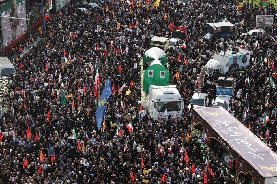 Beribu-ribu orang menghadiri perarakan pengebumian komander tentera Iran, saintis nuklear dan lain-lain yang terbunuh dalam serangan Israel, di Tehran pada 28 Jun 2025.