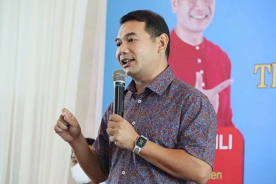 GABUNGAN LAMA DAN MUDA: Datuk Seri Anwar Ibrahim mengekalkan jawatan presiden PKR tanpa dicabar dan akan berganding dengan pemimpin muda, Encik Rafizi Ramli (atas), yang dipilih sebagai timbalan presiden parti itu. - Foto-foto PEJABAT ANWAR IBRAHIM dan FACEBOOK RAFIZI RAMLI