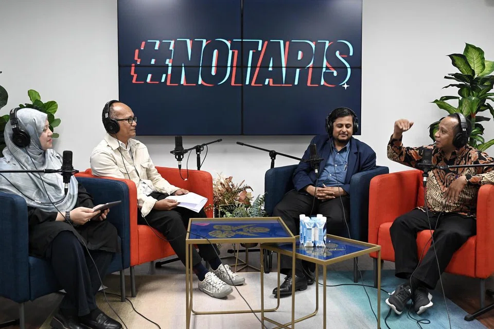 Sesi podcast Berita Harian (BH), #NoTapis  membuat analisis  Pilihan Raya Indonesia dengan pengacara bersama (dari kiri) Timbalan Editor Berita, Cik Nur Adilah Mahbob dan Editor Bersekutu (Kolumnis Kanan), Encik Mohd Nizam Ismail, bersama-sama panel penganalisis  Ehwal Antarabangsa di Solaris Strategies Singapore, Dr Mustafa Izzuddin; Dr Pradana Boy Zulian, Ketua Pusat Pengajian Islam dan Falsafah Universiti Muhammadiyah di Malang, Indonesia, dan Koresponden Berita Harian di Jakarta, Cik Ismira Lutfia Tisnadibrata (tiada dalam gambar) yang menyertai podcast menerusi Zoom. 