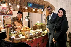 Tiga pengarah Muslim Delights, (dari kiri) Encik Zulkifli Mohd Karim, Encik Zubair Hassan dan Cik Hafidah Daud, mengetengahkan konsep katering perkahwinan yang menawarkan pilihan hidangan lebih pelbagai, melangkaui nasi beriani tradisional, termasuk sajian Nusantara dan ‘live station’ bagi memenuhi cita rasa pasangan muda.