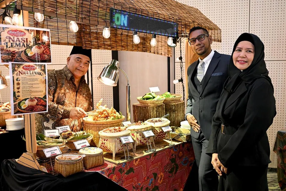 (Dari kiri) Pengarah Muslim Delights, Encik Zulkifli Mohd Karim, Encik Zubair Hassan dan Cik Hafidah Daud mengetengahkan konsep katering perkahwinan yang menawarkan pilihan hidangan lebih pelbagai, melangkaui nasi beriani tradisional, termasuk sajian Nusantara dan ‘live station’ bagi memenuhi cita rasa pasangan muda.