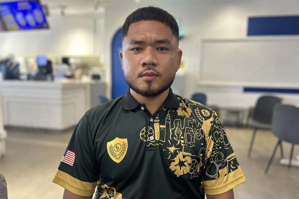 Encik Zahril Ajmal, 24 tahun.