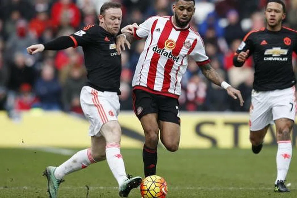 Wayne Rooney (kiri) tidak akan turun padang hingga dua bulan akibat kecederaan ligamen lutut, yang dipercayai bertambah teruk semasa perlawanan Manchester United menentang Sunderland ini pada Sabtu, 13 Feb. Gambar REUTERS 