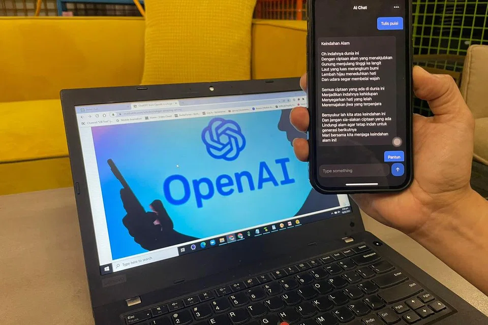 DAKAP TEKNOLOGI: Tidak dapat dinafikan alat kecerdasan buatan (AI) generatif seperti ChatGPT yang dihasilkan syarikat OpenAI kian mengubah cara kita bekerja dan belajar di masa hadapan. Namun, ia tidak sempurna dan terdapat kekurangan yang hanya dapat diperhalusi dengan sentuhan manusia. - Foto BH