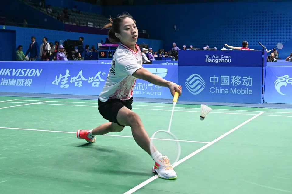 TERUSKAN USAHA: Srikandi badminton Singapura, Yeo Jia Min (gambar), ketika beraksi menentang Kamila Smagulova dari Kazakhstan dalam pusingan 32 pemain terbaik acara perseorangan wanita di Gimnasium Binjiang pada Selasa. 