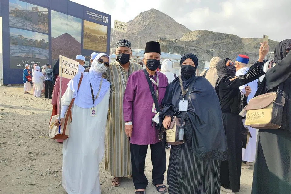 UMRAH BERSAMA: Cik Marina (kiri) dan suaminya Encik Adel (dua dari kiri) tiada masalah untuk menjalankan ibadah umrah bersama kededua mentuanya, Cik Som (kanan) dan Encik Ahmad (dua dari kanan).