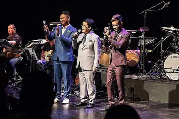 ANAK BERANAK BERNOSTALGIA: R. Ismail (tengah) menghimbau kenangan silam dan berkongsi pentas dengan dua anaknya, Elfee (kiri) dan Eiss di konsert mini 'Gurindam Jiwa - Satu Malam Bersama R. Ismail'. - Foto RETINA FILMS PRODUCTION/ ESPLANADE- TEATER DI PERSISIRAN
