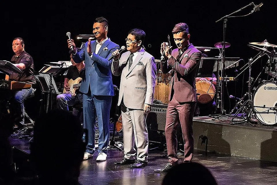 ANAK BERANAK BERNOSTALGIA: R. Ismail (tengah) menghimbau kenangan silam dan berkongsi pentas dengan dua anaknya, Elfee (kiri) dan Eiss di konsert mini 'Gurindam Jiwa - Satu Malam Bersama R. Ismail'. - Foto RETINA FILMS PRODUCTION/ ESPLANADE- TEATER DI PERSISIRAN