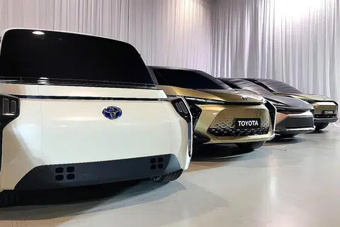 KENDERAAN MASA DEPAN: Syarikat Toyota Motor mempamerkan konsep kereta elektrik generasi baru semasa taklimat dengan pihak media di Tokyo awal bulan lalu. - Foto REUTERS