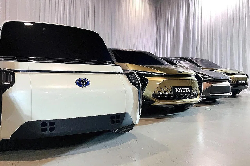 KENDERAAN MASA DEPAN: Syarikat Toyota Motor mempamerkan konsep kereta elektrik generasi baru semasa taklimat dengan pihak media di Tokyo awal bulan lalu. - Foto REUTERS