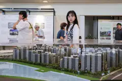 Menteri Pembangunan Negara, Encik Desmond Lee, berkata langkah mengetatkan pinjaman maksimum yang boleh diambil pembeli rumah daripada Lembaga Perumahan dan Pembangunan (HDB) bertujuan menggalak peminjaman yang berhemat dan tidak akan menjejas sebahagian besar pembeli yang membuat pinjaman HDB pada kadar 75 peratus atau kurang daripada nilai flat mereka. 