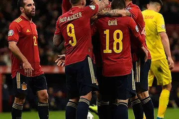 SAMBUT KELAYAKAN: Pemain Sepanyol menyambut gembira kemenangan mereka ke atas Romania dan kelayakan mereka ke Euro 2020 tahun depan. - Foto AFP